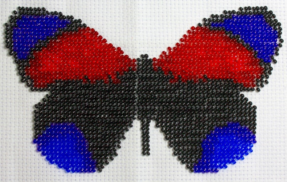 Borduurpakket vlinder zwart/blauw/rood 10x16cm.