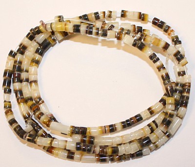 Schelpkraal wit/beige/zwart 2-3mm snoer ca.60cm