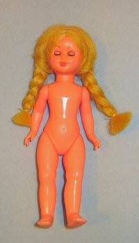 Pop 15 cm met blonde vlechten