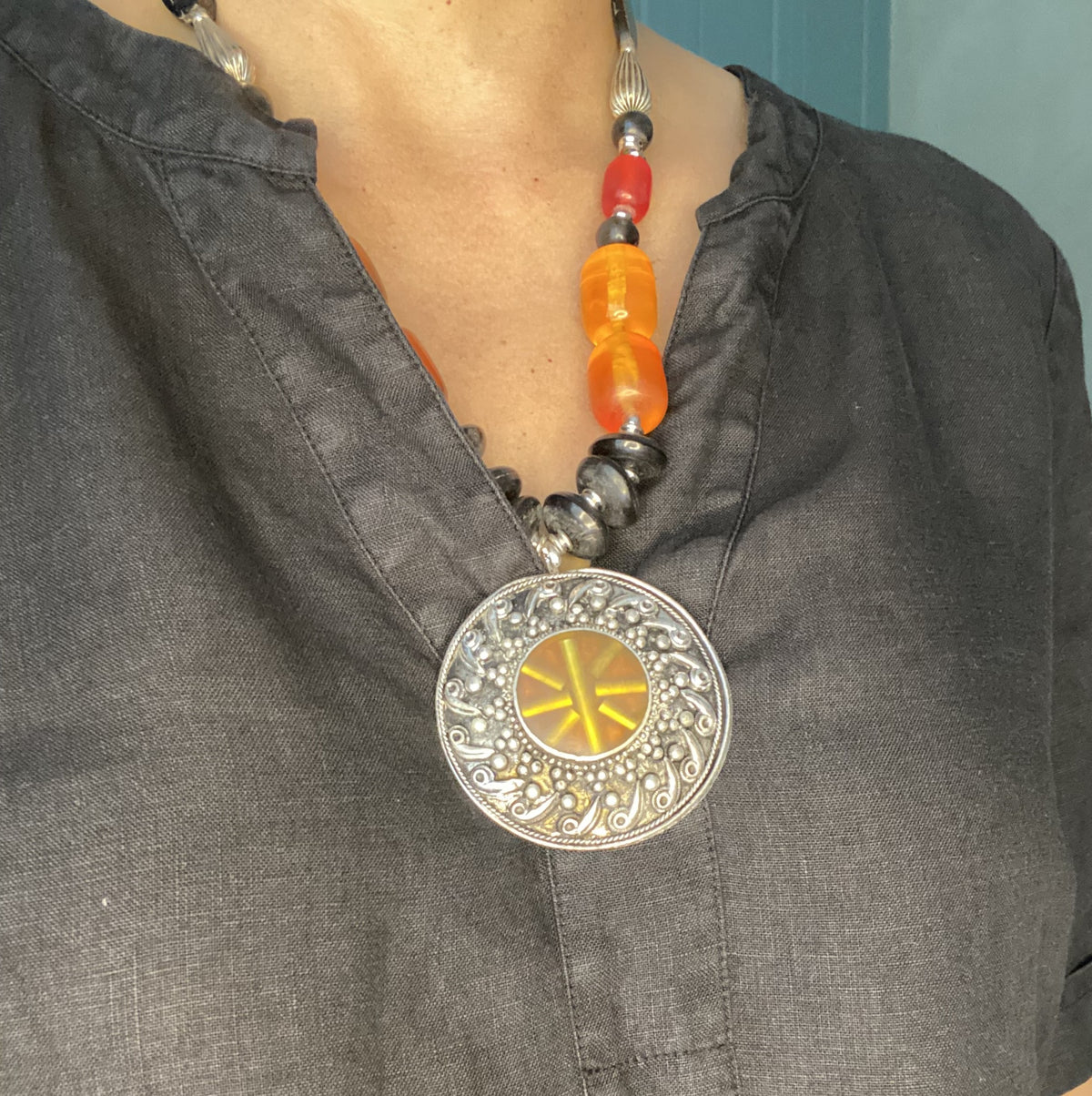 Ketting met zwarte en grote oranje kralen p.st.
