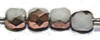 Facetkraal 4mm snow white half caprigold 50st.