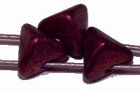 Tila driehoek Stud 5,7mm metallic bordeau 25stuks