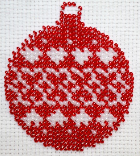 Borduurpakket kerstbal 7x8cm rood/wit