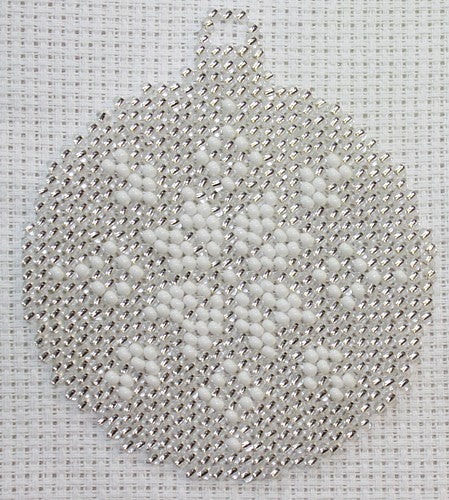 Borduurpakket kerstbal 7x8cm zilver wit