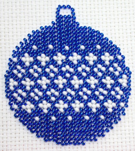 Borduurpakket kerstbal 7x8cm blauw/wit