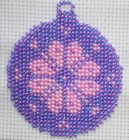 Borduurpakket kerstbal 7x8cm paars/roze