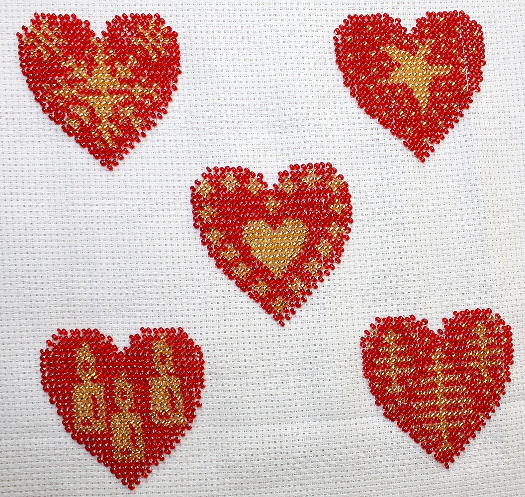 Borduurpakket 5 kerstharten 22x22cm rood/goud