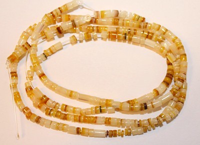 Schelpkraal wit/beige 2-3mm snoer ca.60cm