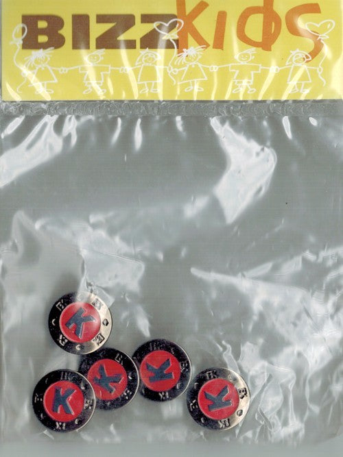 Knoop 17mm metaal rood met letter K 5st