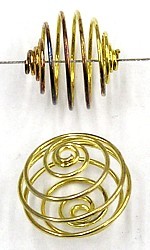Opengewerkte draadkraal verguld 18mm 2st.