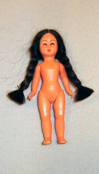 popje 8 cm met bruine vlechten