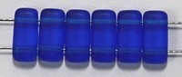 Two hole glaskraal 4x8mm capri blue mat 25st.