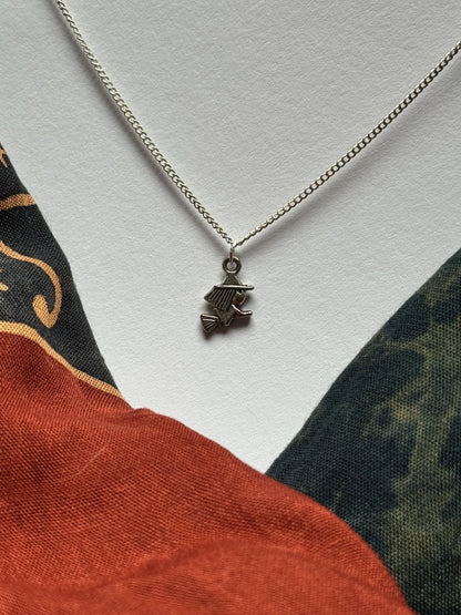 ketting met heksje als hanger voor halloween