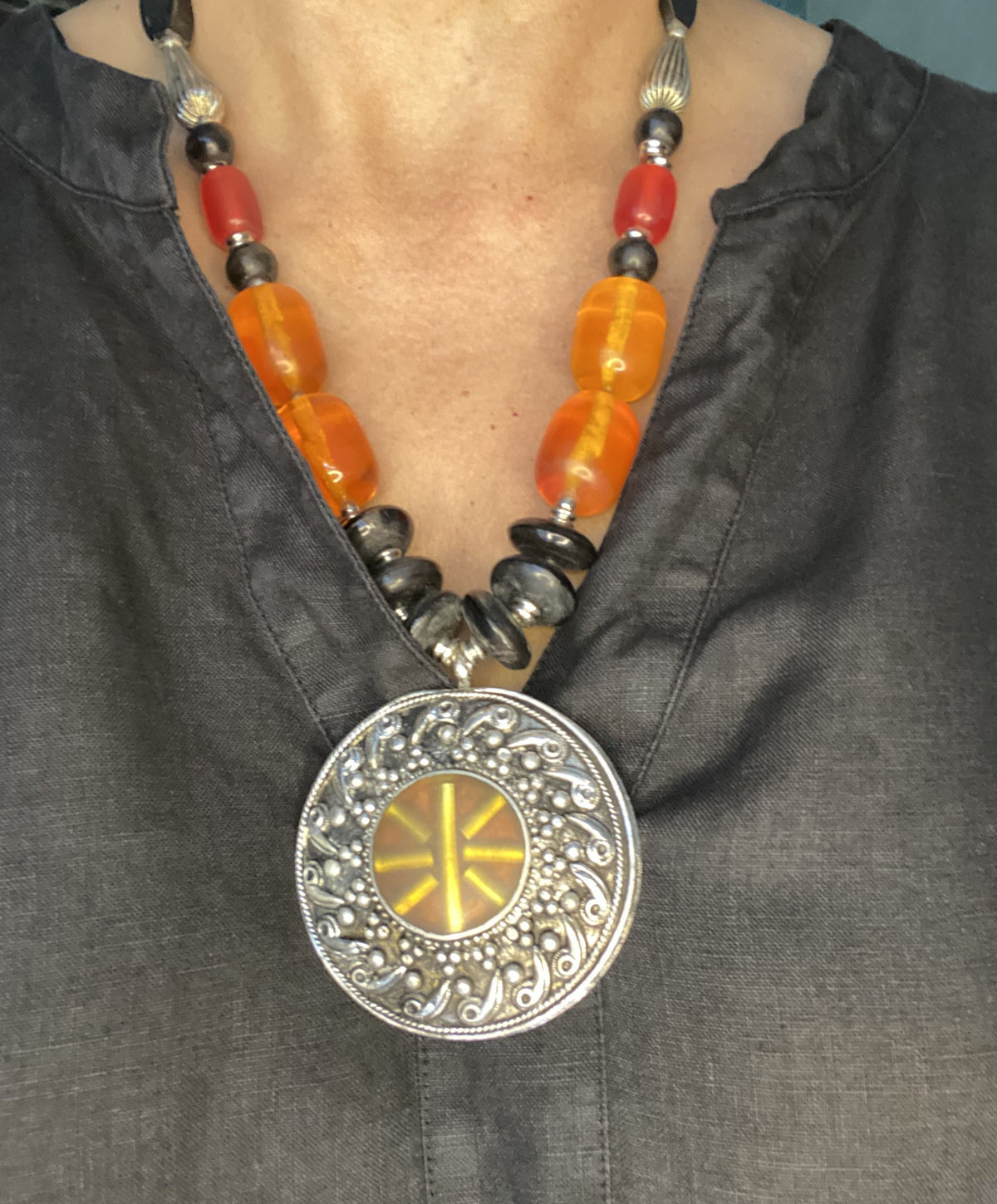 Ketting met zwarte en grote oranje kralen p.st.