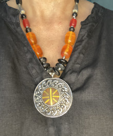 ketting met grote oranje en zwarte kralen