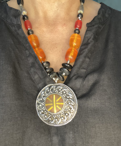 Ketting met zwarte en grote oranje kralen p.st.