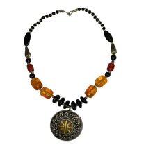 Ketting met grote oranje en zwarte kralen