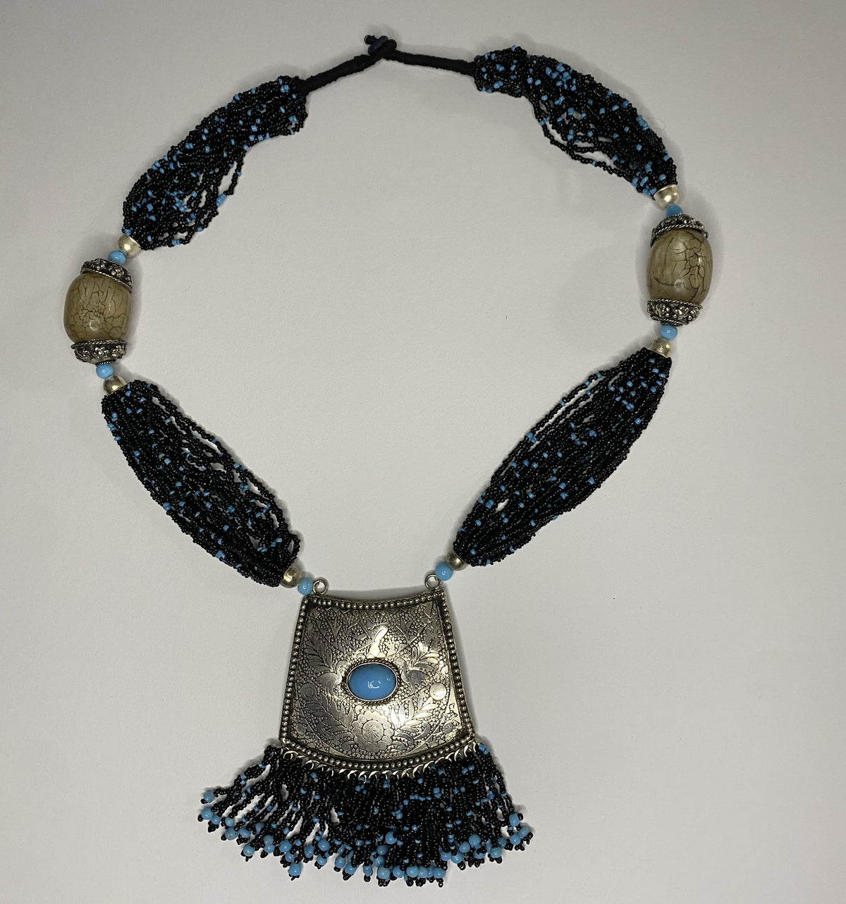 Ketting van kralenstrengen met metalen sierstukken p.st.
