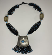 Ketting van kralenstrengen met metalen sierstukken p.st.